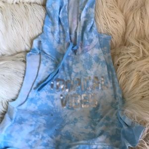 Side slit blue and white tie die workout tank top